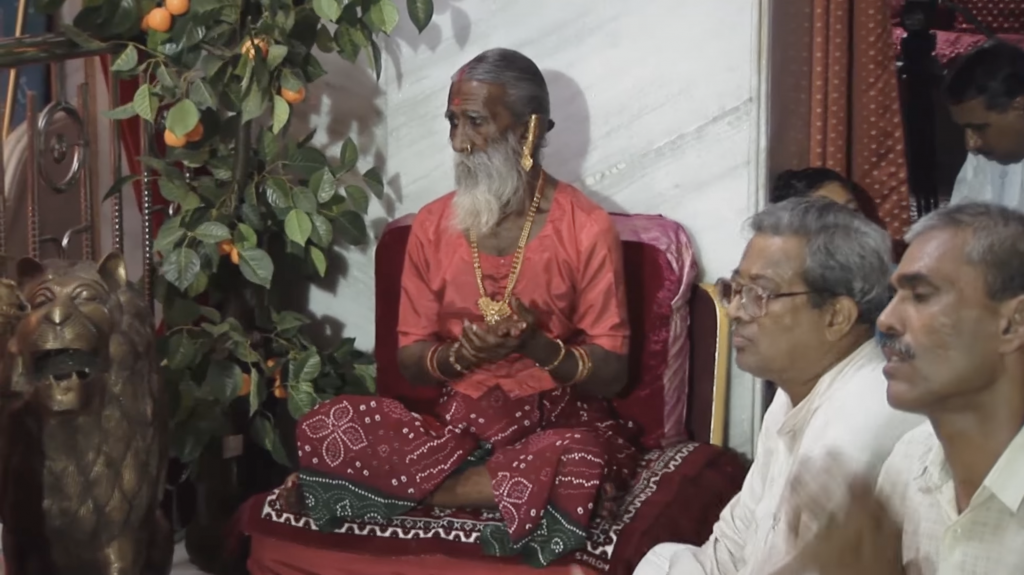 Jaani Yogi with devotees Yogi Prahlad Jani: 76 साल तक एक योगी बिना भोजन और पानी के कैसे जीवित रहे