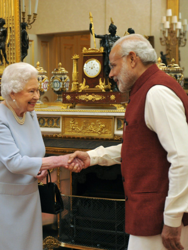 What was so unique about Queen Modi Handshake | क्यूँ विचित्र था महारानी एलिज़ाबेथ और मोदी का हाथ मिलाना?