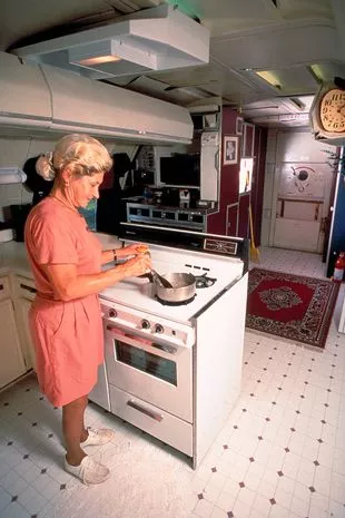 Jo Ann Ussery in her Kitchen Jo Ann Ussery: महिला जिसने एक पुराने बोइंग विमान को हवेली में बदल दिया