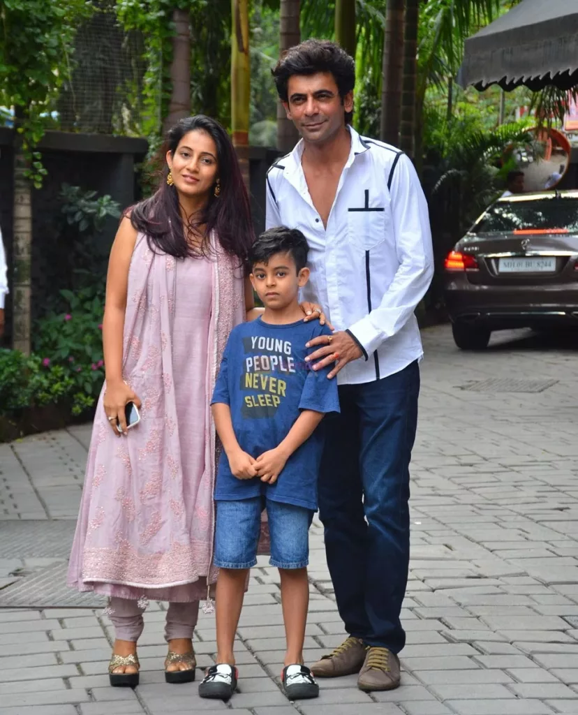 Actor-Sunil-Grover-with-wife-Aarti-grover-and-son-Mohan-Grover