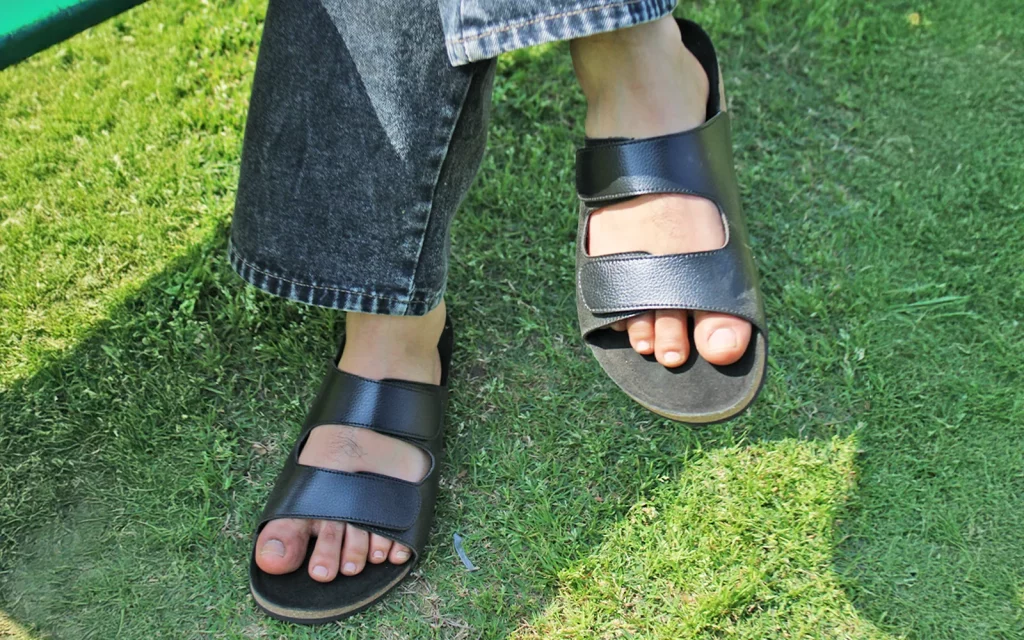 Sustainable Chappals for men from the company Nostrain