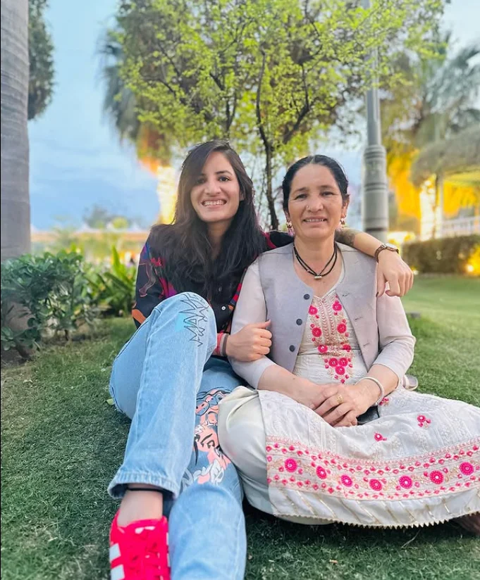 Himachal ki Beti World Cup Winner Renuka Singh Thakur Cricketer sitting with with major inspiration and mother Sunita Thakur